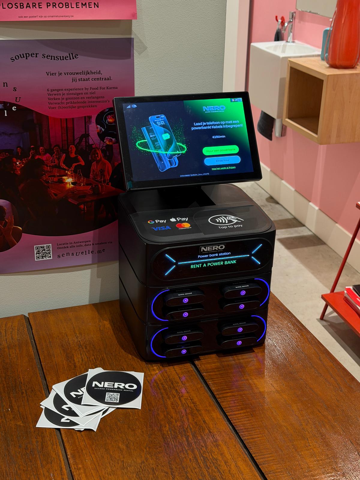 Nero Charge laadstation met powerbanks en scherm voor tap-to-pay